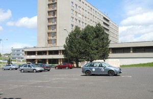 Parkoviště za menzou VŠB budova E, jedno z míst pořádání Majálesu před rokem 2000