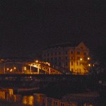 Havlíčkovo nábřeží v noci a pohled na Sýkoruv most, bývalý Říšský, přes řeku Ostravici, jak je krásně osvětlený. a jak se krásně hladina řeky odráží ve světle pouličních neónů a lamp.