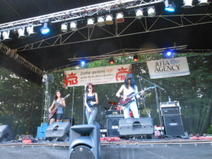 DSY - hlavní jádro při vystoupení na Beerfestu 2012.  Zleva: Bass Barue, Marki Odleváková & Dona Michelle (foto: archiv PRYnCYPall.cz)