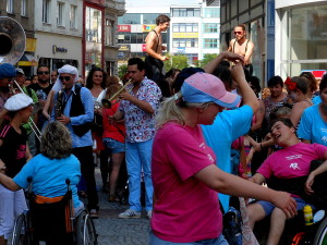 Festivalový průvod, snad jediná atrakce v centru města Ostravy.